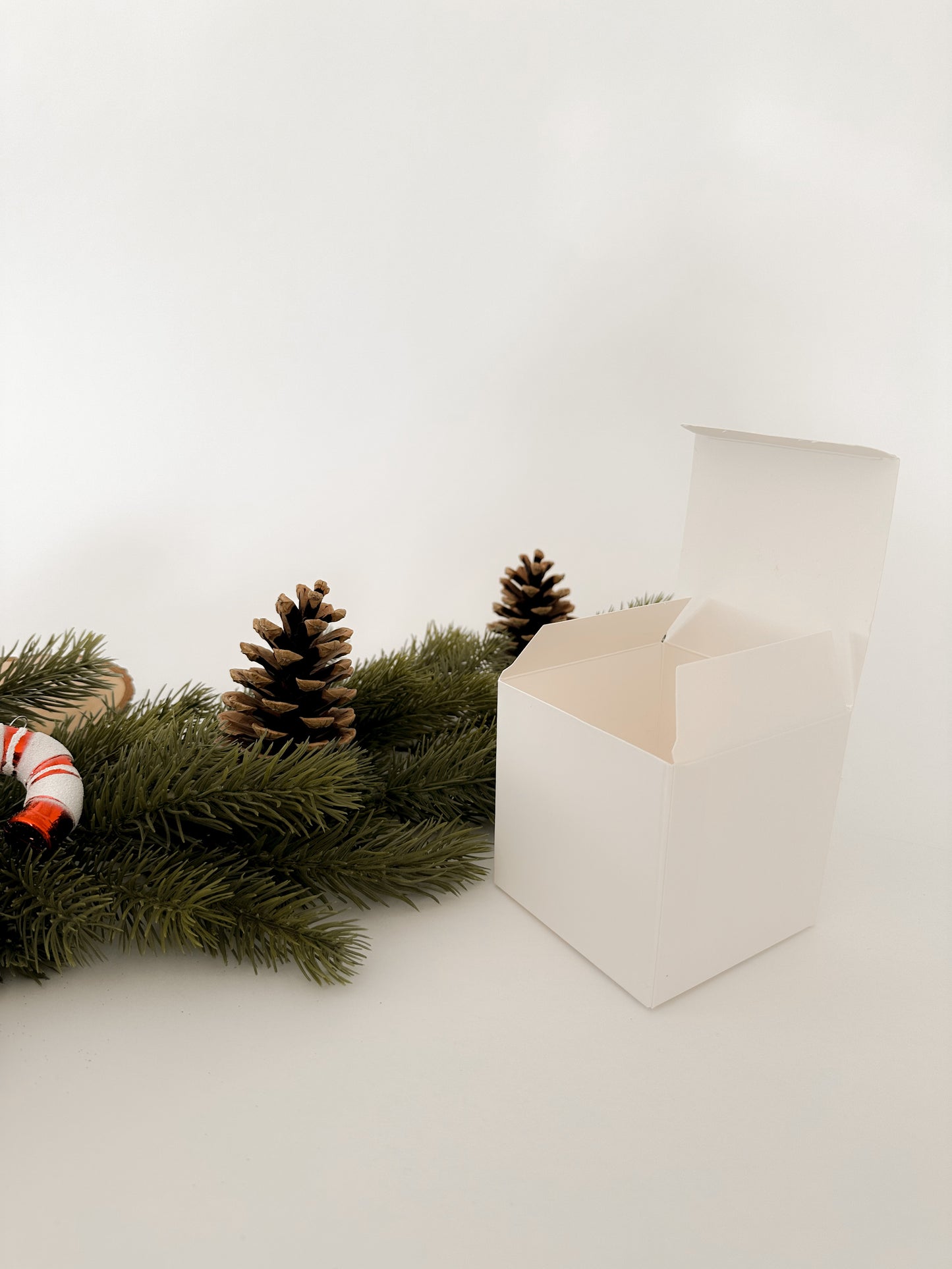 Geschenkbox Weihnachtskugeln - plotterfeld